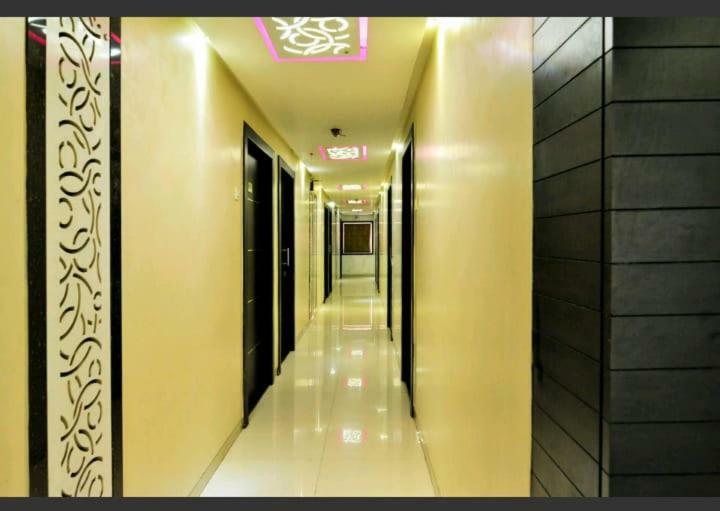 Skylawn Hotel Surat Exterior foto