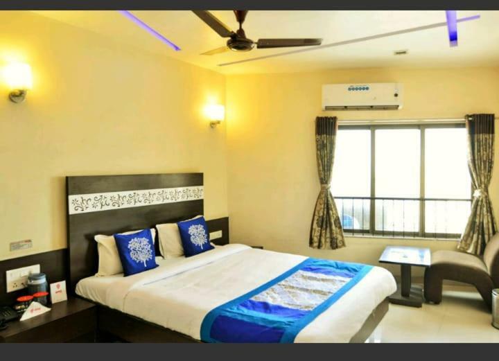 Skylawn Hotel Surat Exterior foto